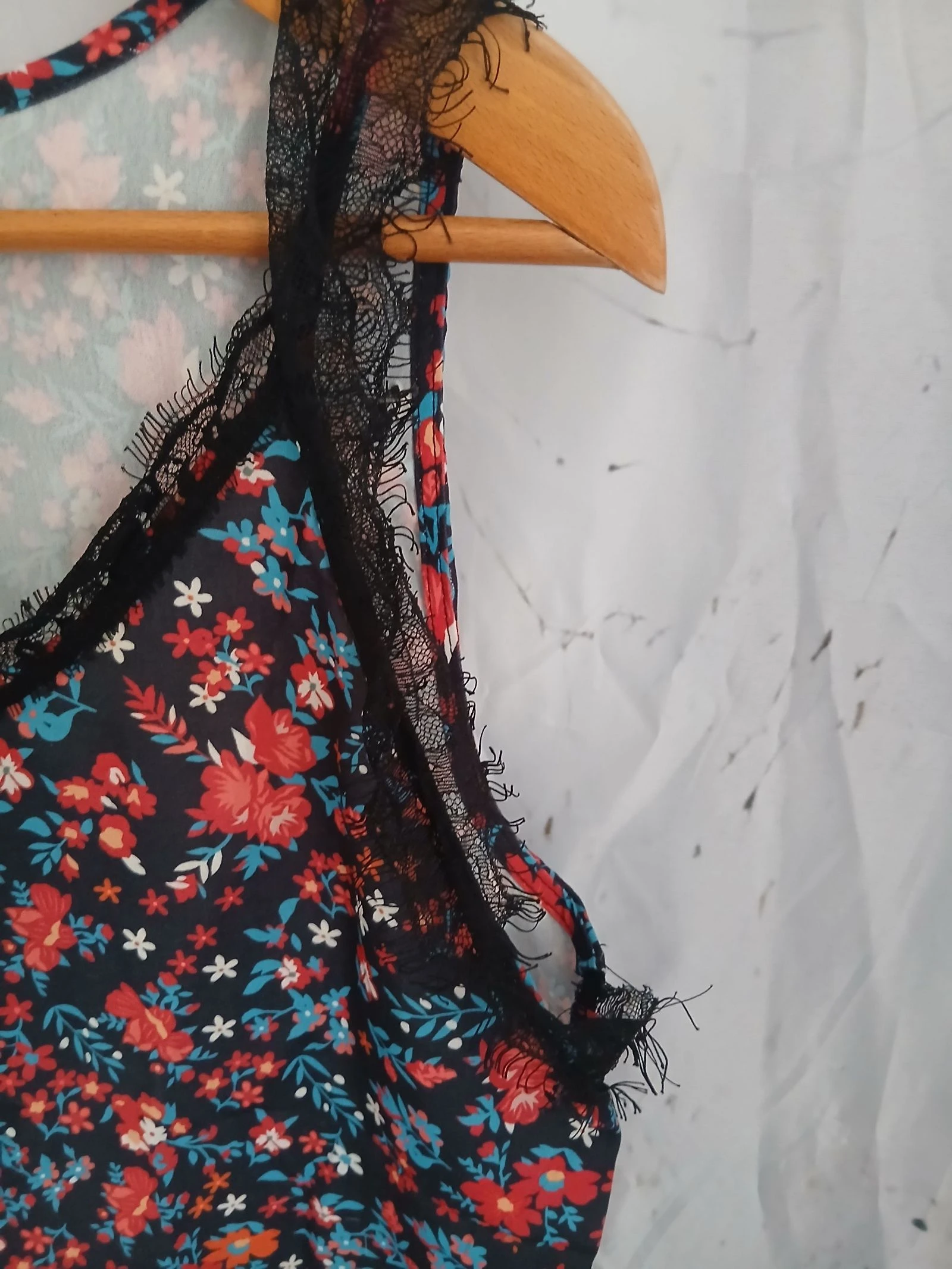 Top fluido con estampado floral estilo bohemio con detalles de encaje – Talla L – photo 5